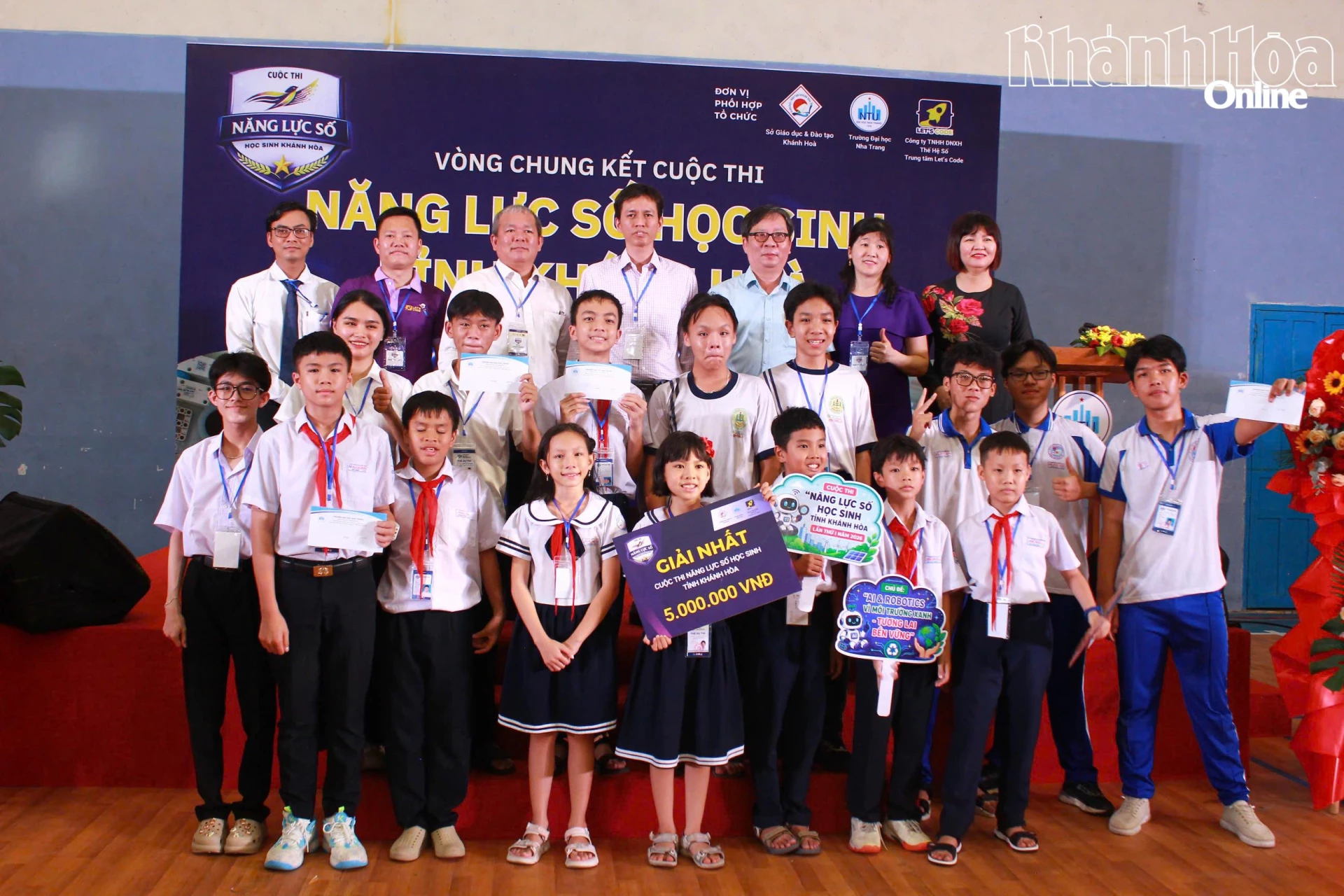 Các đội giải nhất chụp ảnh lưu niệm cùng Ban tổ chức.