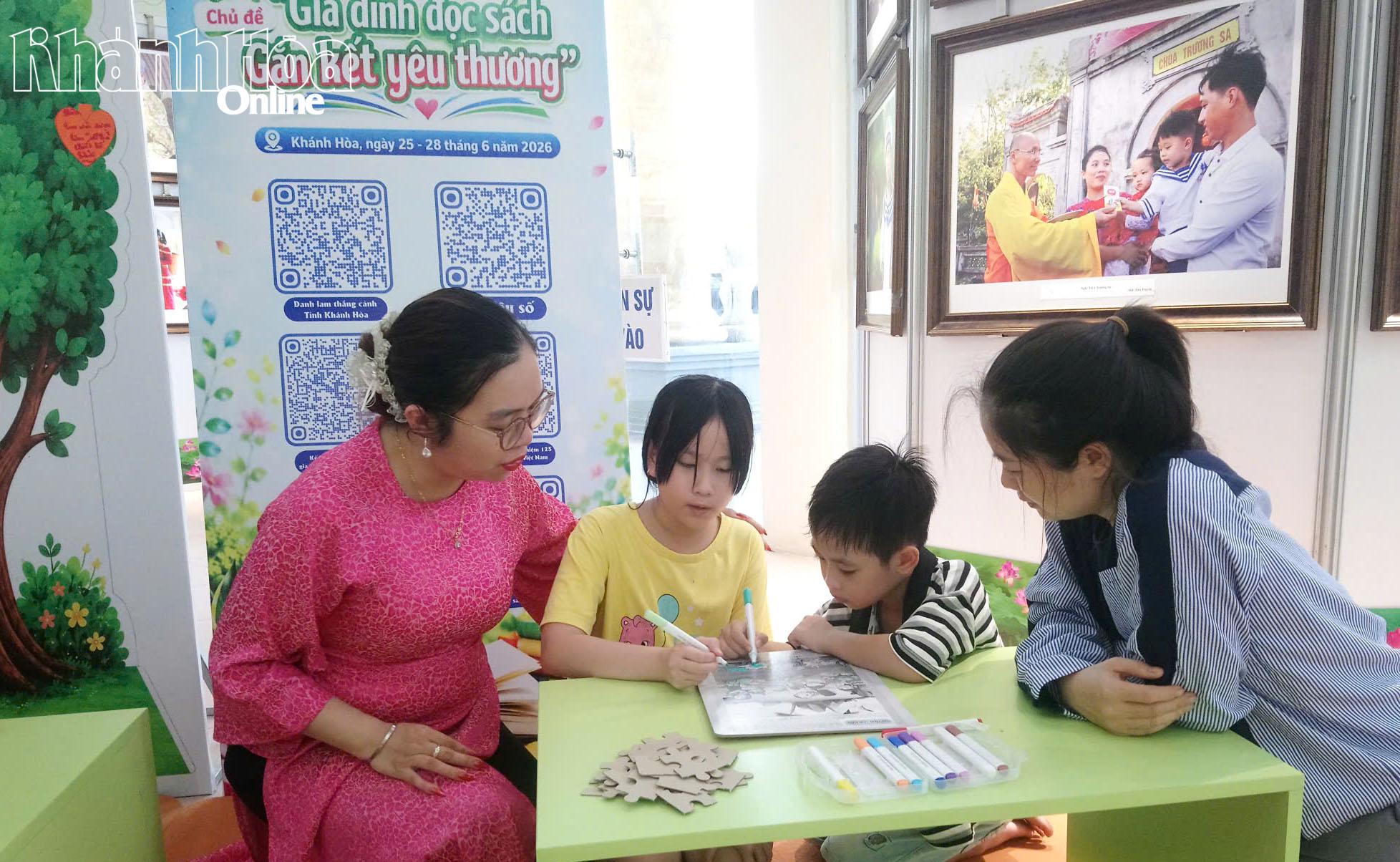 Các em nhỏ tham gia các hoạt động 