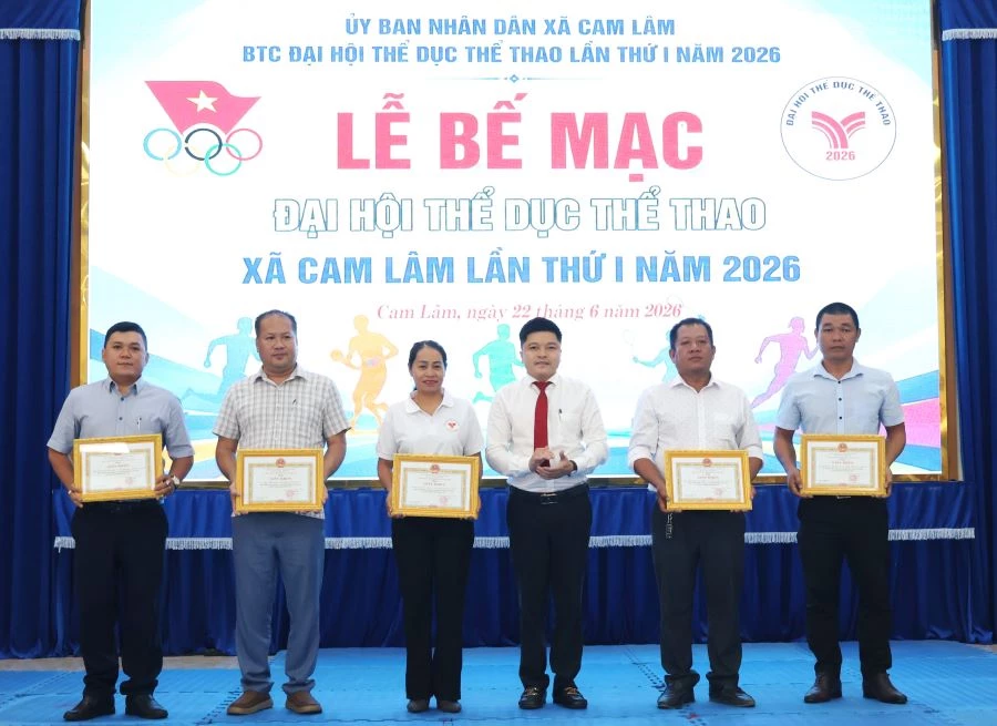 Lãnh đạo UBND xã Cam Lâm tặng giấy khen cho các tập thể có thành tích xuất sắc.