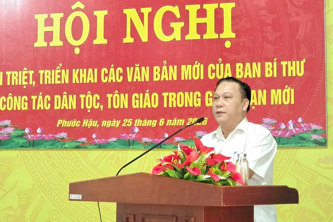 Thường trực Đảng ủy xã Phước Hậu quán triệt, triển khai các văn bản tại hội nghị.