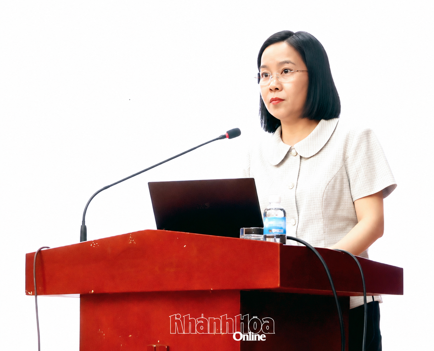 Đồng chí Hà Hồng Hạnh - Phó Trưởng Ban Tuyên giáo và Dân vận Tỉnh ủy quán triệt các văn bản mới của Ban Bí thư về công tác dân tộc, tôn giáo.