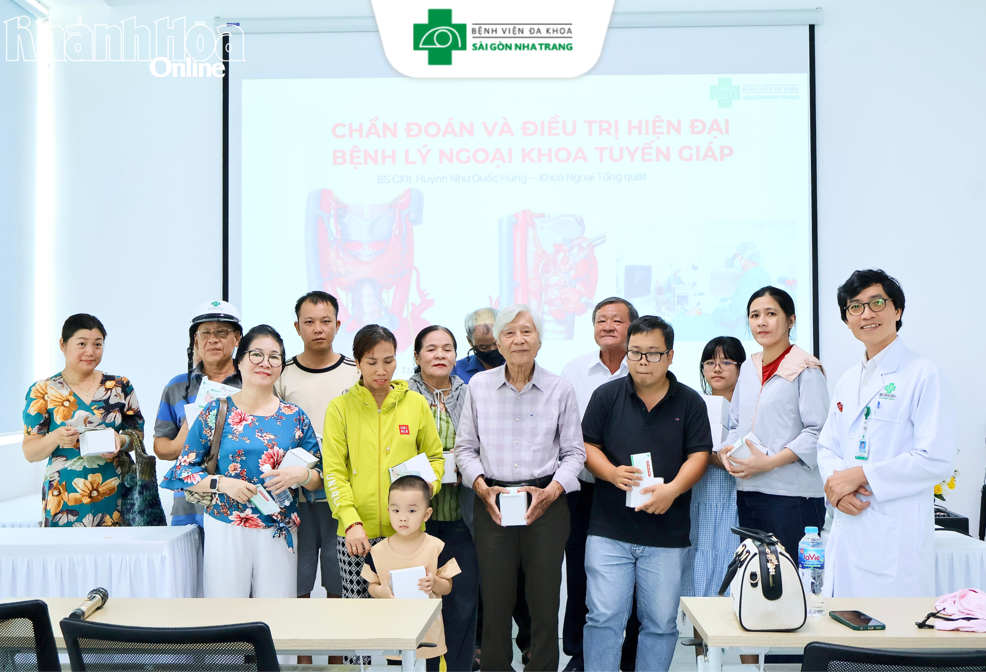 Bác  sĩ  tặng  các phần quà tượng trưng  cho người tham gia chương trình 