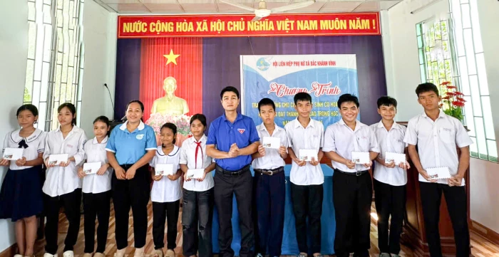 Trao học bổng cho học sinh vượt khó học tốt ở xã Bắc Khánh Vĩnh