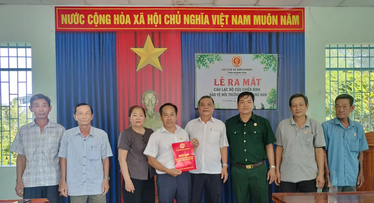 Trao quyết định thành lập cho câu lạc bộ.