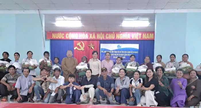 Trao 100 suất quà cho phụ nữ có hoàn cảnh khó khăn ở xã Nam Khánh Vĩnh