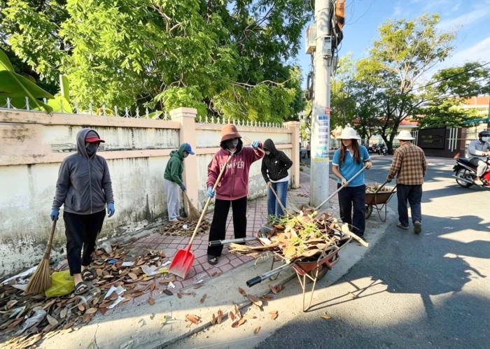 Hội Liên hiệp Phụ nữ phường Bắc Cam Ranh ra quân dọn vệ sinh môi trường