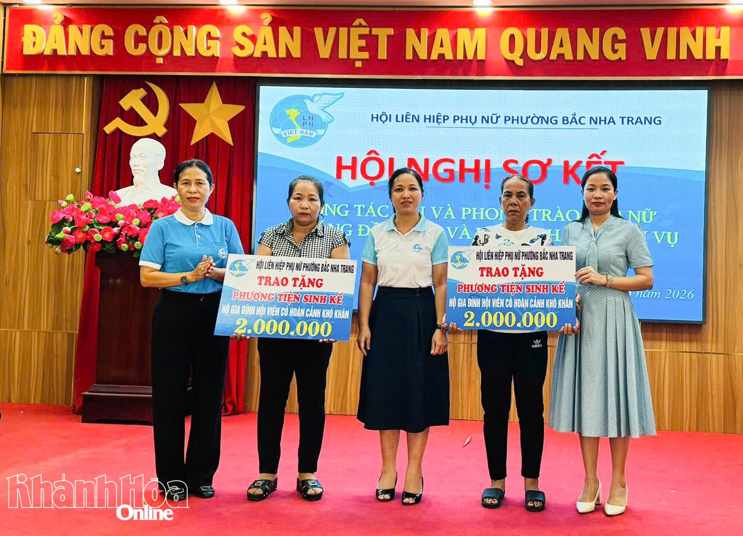 Trao phương tiện sinh kế cho phụ nữ có hoàn cảnh khó khăn.