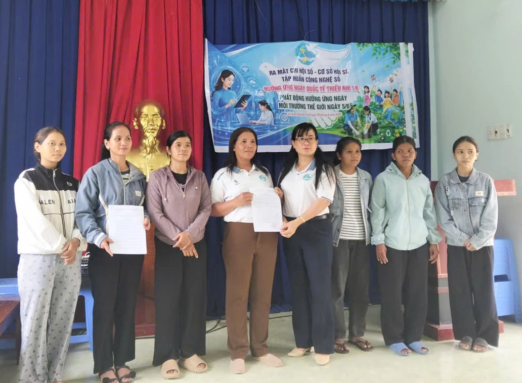 Hội Liên hiệp Phụ nữ xã trao quyết định thành lập mô hình.