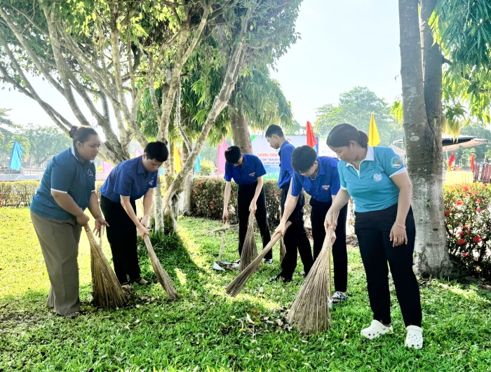 Xã Khánh Vĩnh ra quân hưởng ứng phong trào toàn dân chung tay bảo vệ môi trường