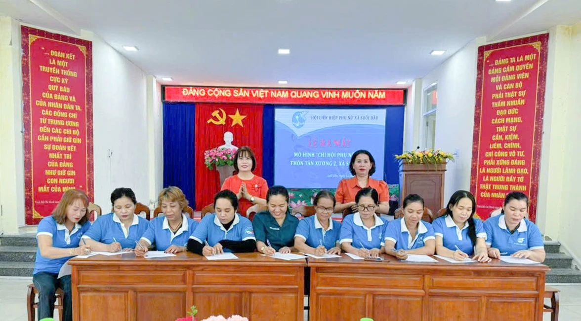Các hội viên ký cam kết tham gia mô hình Chi hội phụ nữ số.