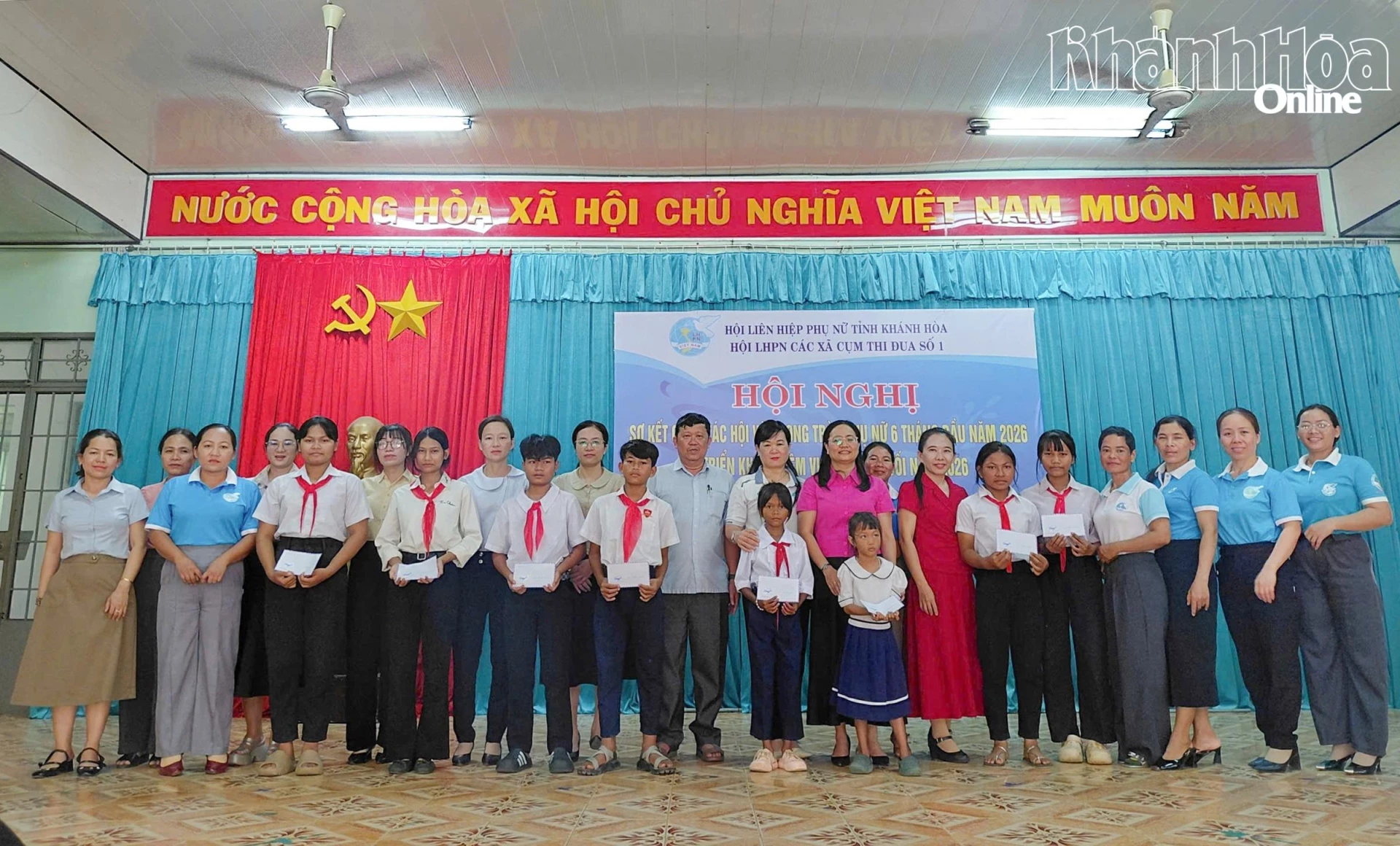 Trao học bổng cho trẻ em mồ côi có hoàn cảnh khó khăn trên địa bàn xã Khánh Vĩnh.