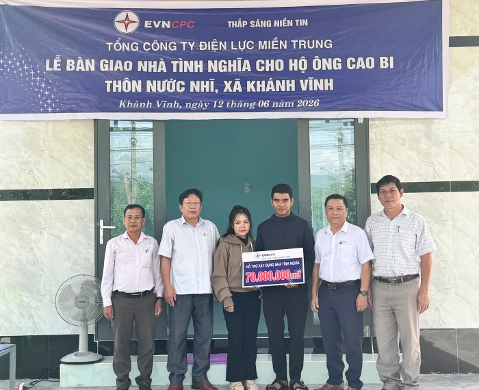 Bàn giao nhà tình nghĩa cho gia đình có hoàn cảnh khó khăn ở xã Khánh Vĩnh