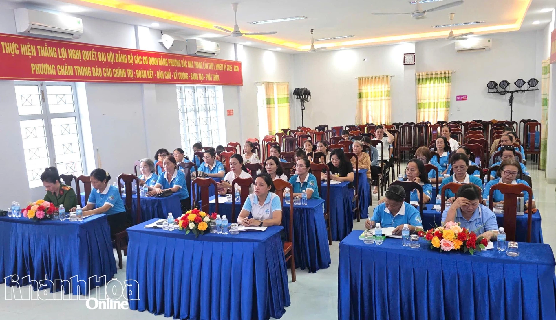 Các đại biểu tham dự hội nghị.