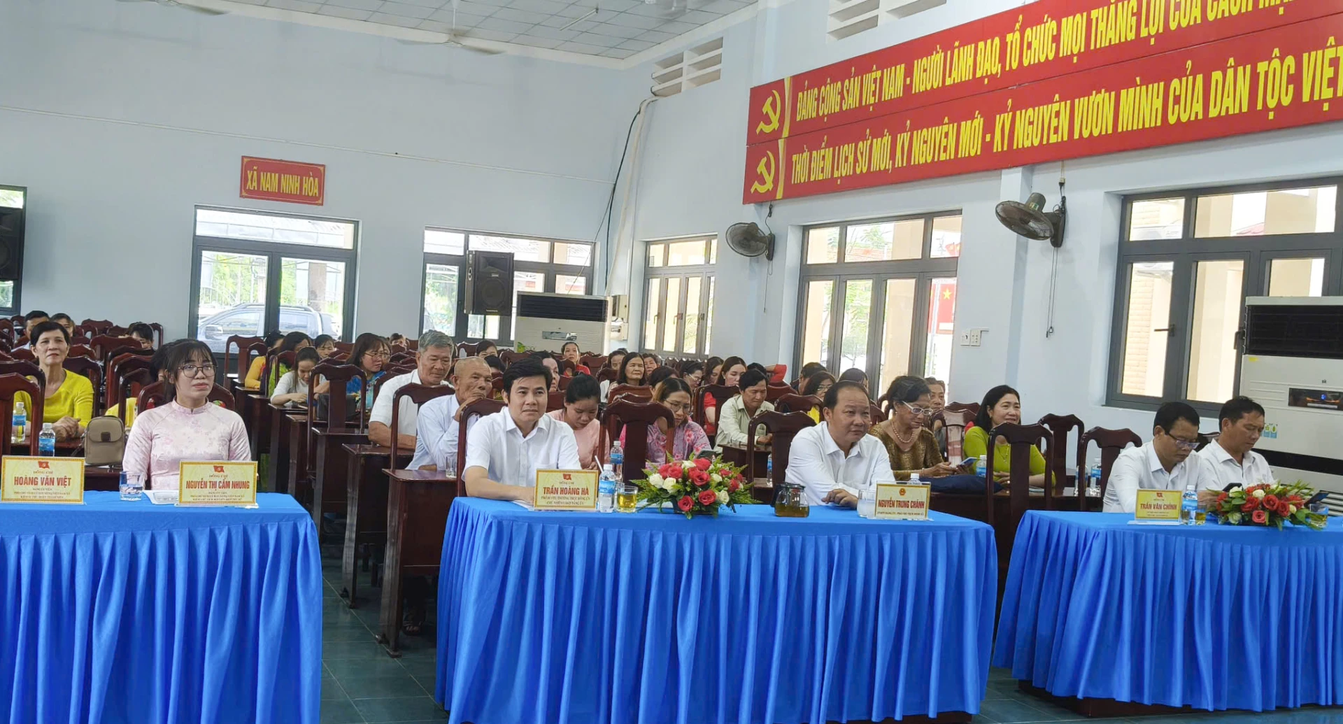 Các đại biểu tham dự tọa đàm.
