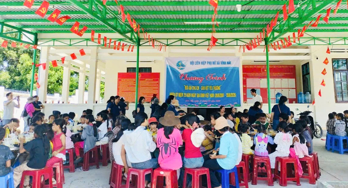 Hội Liên hiệp Phụ nữ xã tổ chức bữa ăn cho trẻ em có hoàn cảnh khó khăn, trẻ em dân tộc miền núi tại thôn Đá Hang.