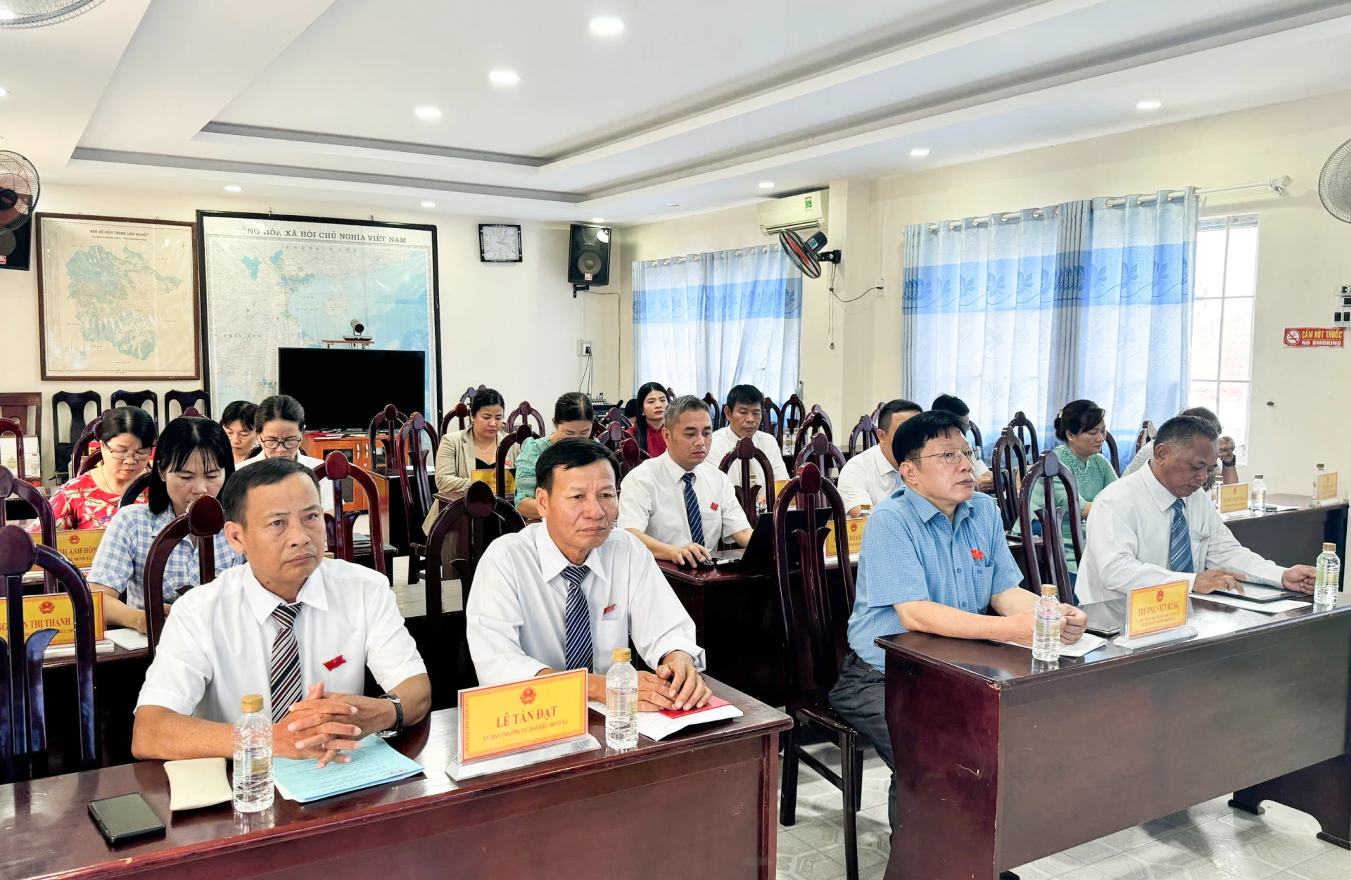 Các đại biểu tham dự kỳ họp chuyên đề. Ảnh: PHÙNG QUỲNH.