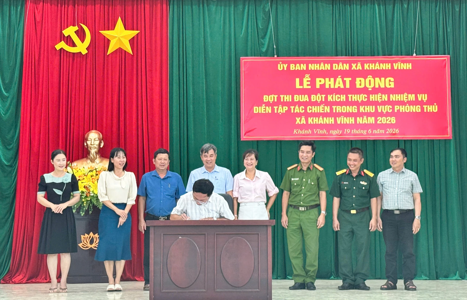 Các cơ quan, đơn vị trên địa bàn xã ký kết giao ước thi đua. Ảnh: PHÙNG QUỲNH.