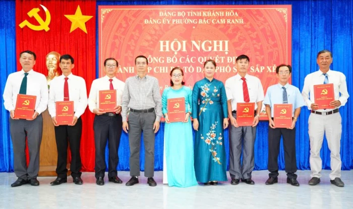 Phường Bắc Cam Ranh công bố các quyết định về kiện toàn tổ chức đảng và hệ thống chính trị ở cơ sở