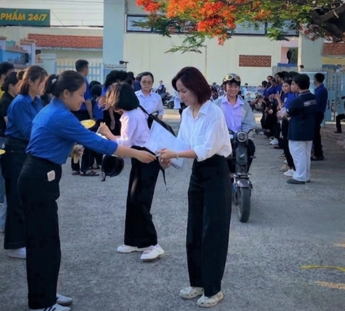 Đoàn phường Cam Ranh đồng hành với sĩ tử trong chương trình “Tiếp sức mùa thi” 