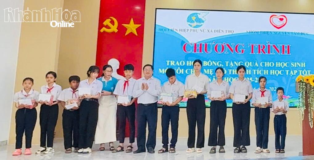 Trao học bổng cho trẻ em mồ côi xã Diên Thọ.