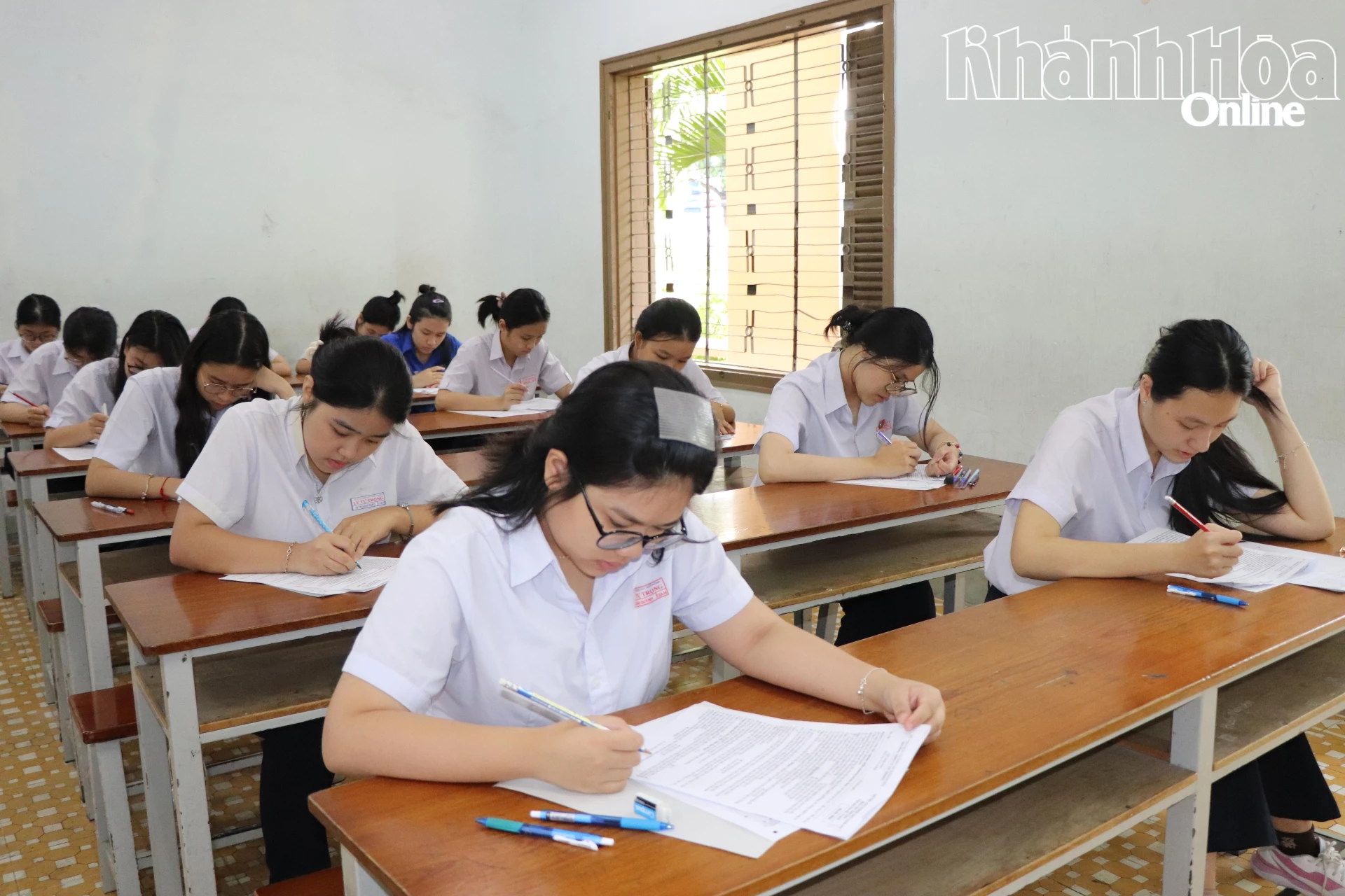 Học sinh lớp 12 Trường THPT Lý Tự Trọng (phường Nha Trang) tham gia thi thử tốt nghiệp.