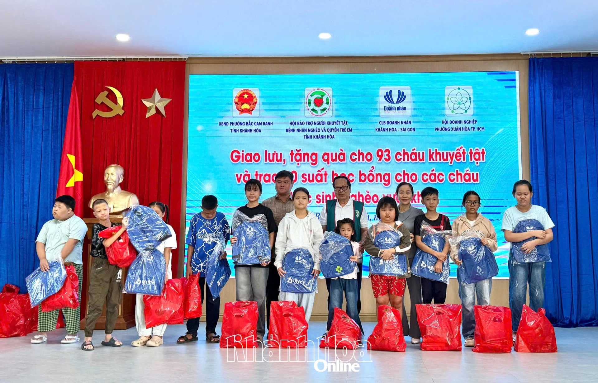 Tặng 259 suất quà cho trẻ khuyết tật, mồ côi phường Bắc Cam Ranh và xã Cam Hiệp