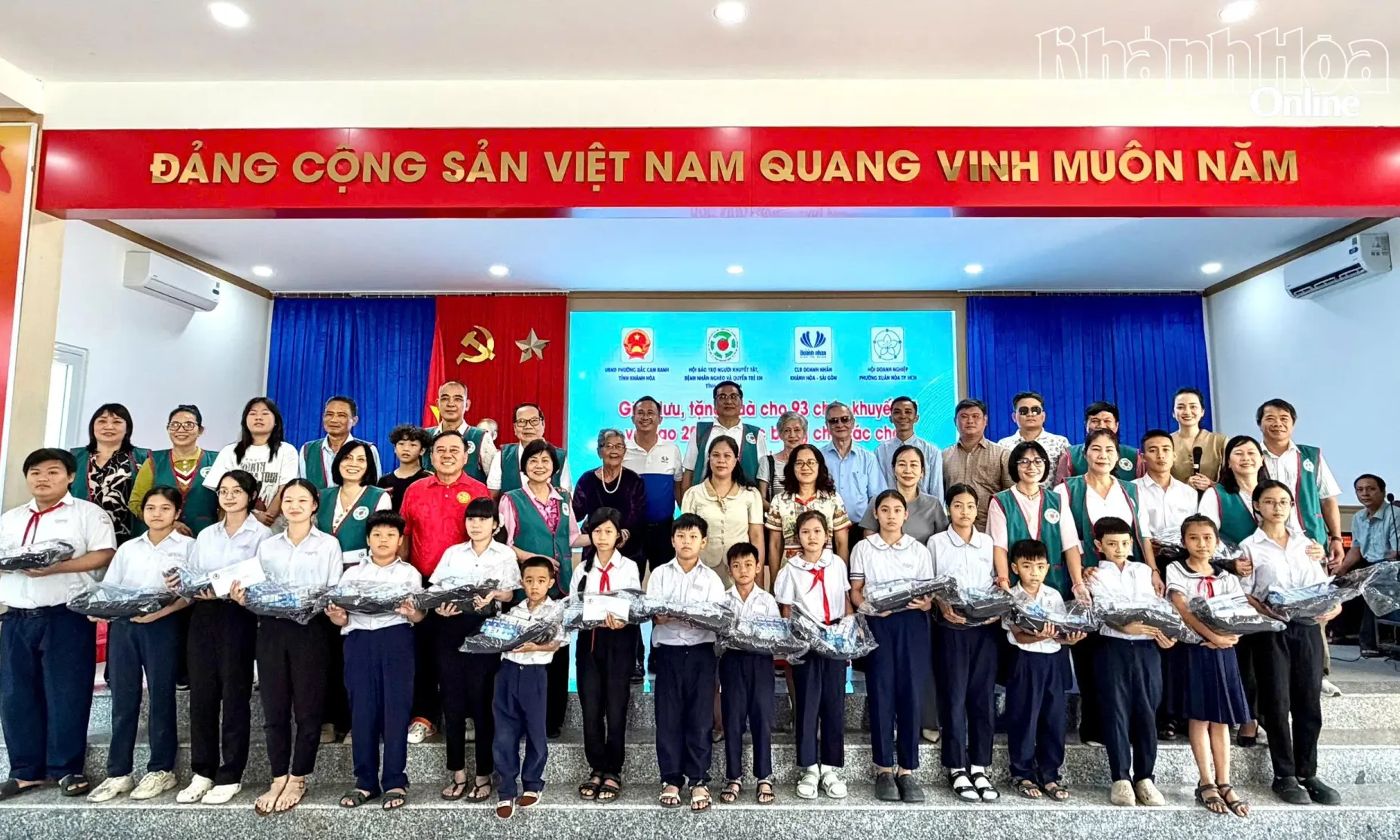 Hội Bảo trợ người khuyết tật, bệnh nhân nghèo và quyền trẻ em tỉnh trao học bổng và quà cho học sinh phường Bắc Cam Ranh.