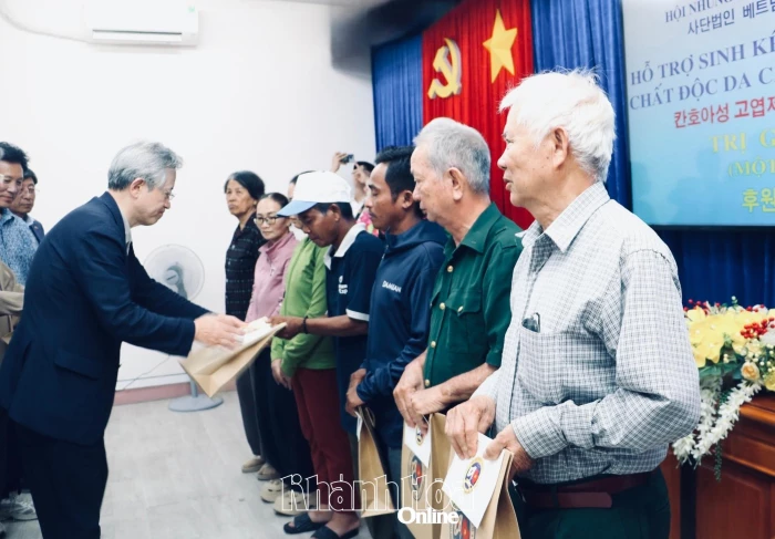 Hội Những người Hàn Quốc yêu Việt Nam tặng sinh kế cho 7 hộ gia đình nạn nhân chất độc da cam/dioxin