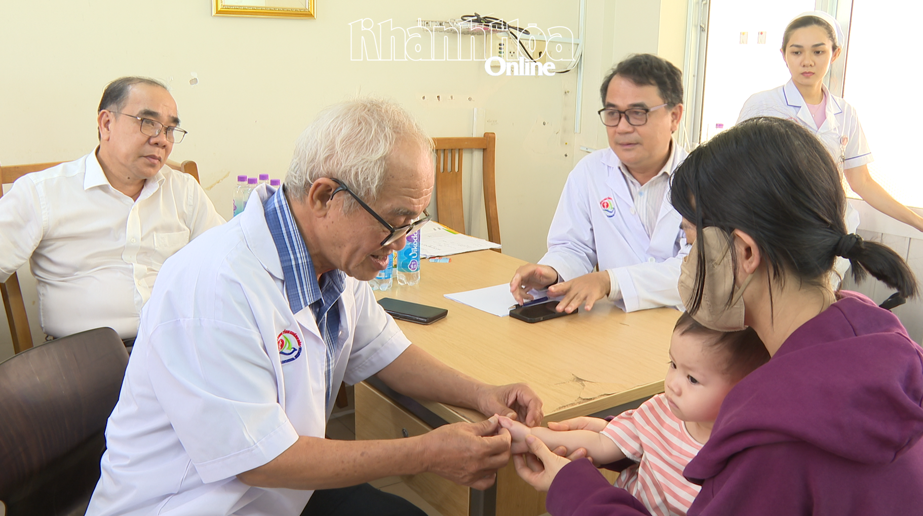 Khám và điều trị cho 30 trẻ em mắc các bệnh lý về cơ xương khớp