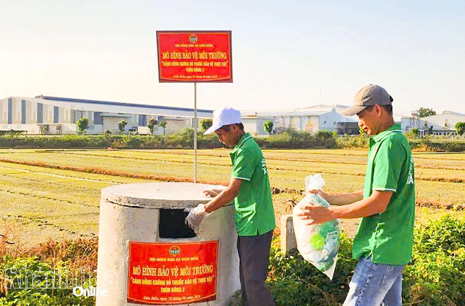 Hội viên nông dân xã Diên Điền thu gom bao bì thuốc bảo vệ thực vật sau lễ ra mắt