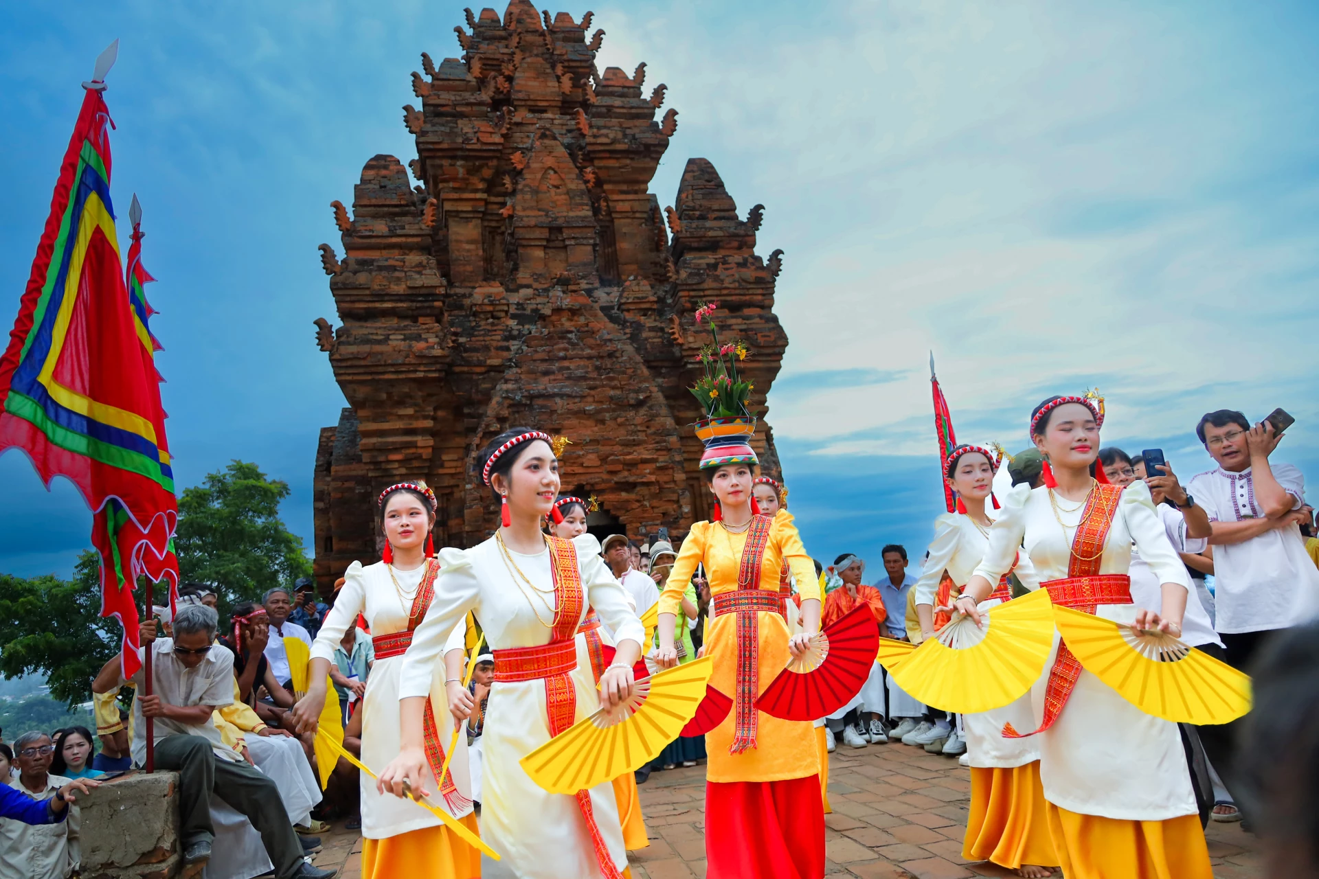 Bảo tồn, phát huy văn hóa dân tộc Chăm trong kỷ nguyên mới