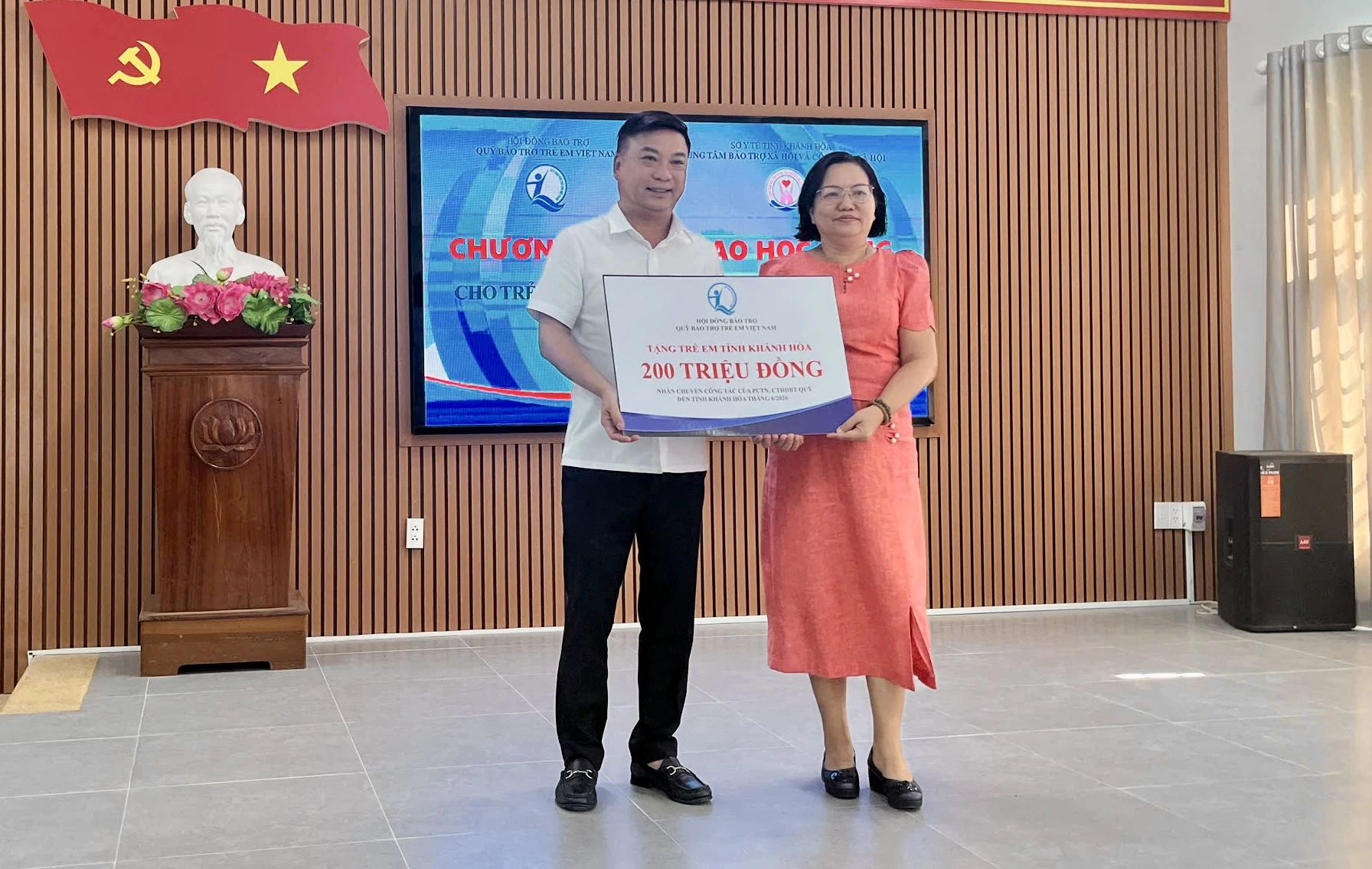 Ông Đinh Tiến Hải - Giám đốc Quỹ Bảo trợ trẻ em Việt Nam trao tượng trưng 200 suất học bổng cho Trung tâm Bảo trợ xã hội và Công tác xã hội tỉnh.