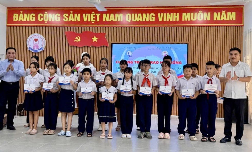 Lãnh đạo Quỹ Bảo trợ trẻ em Việt Nam và Sở Y tế trao học bổng cho trẻ em.