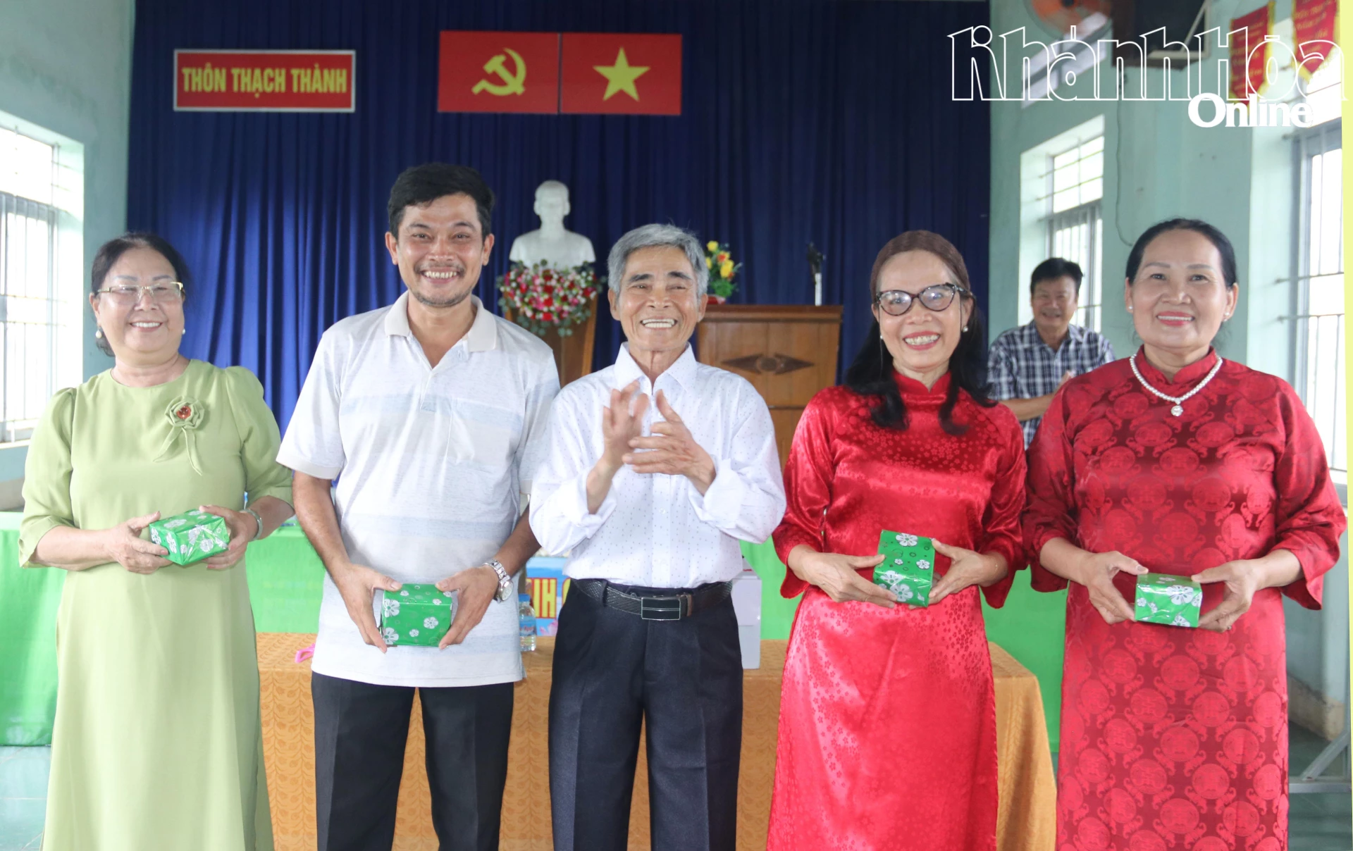 Ông Trịnh Đình Cúc (ở giữa) tặng quà sinh nhật cho thành viên Câu lạc bộ Liên thế hệ tự giúp nhau.