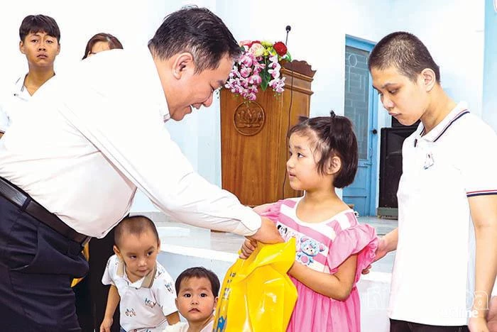 Sở Y tế thăm, tặng quà trẻ em có hoàn cảnh đặc biệt nhân Ngày Quốc tế Thiếu nhi 1-6