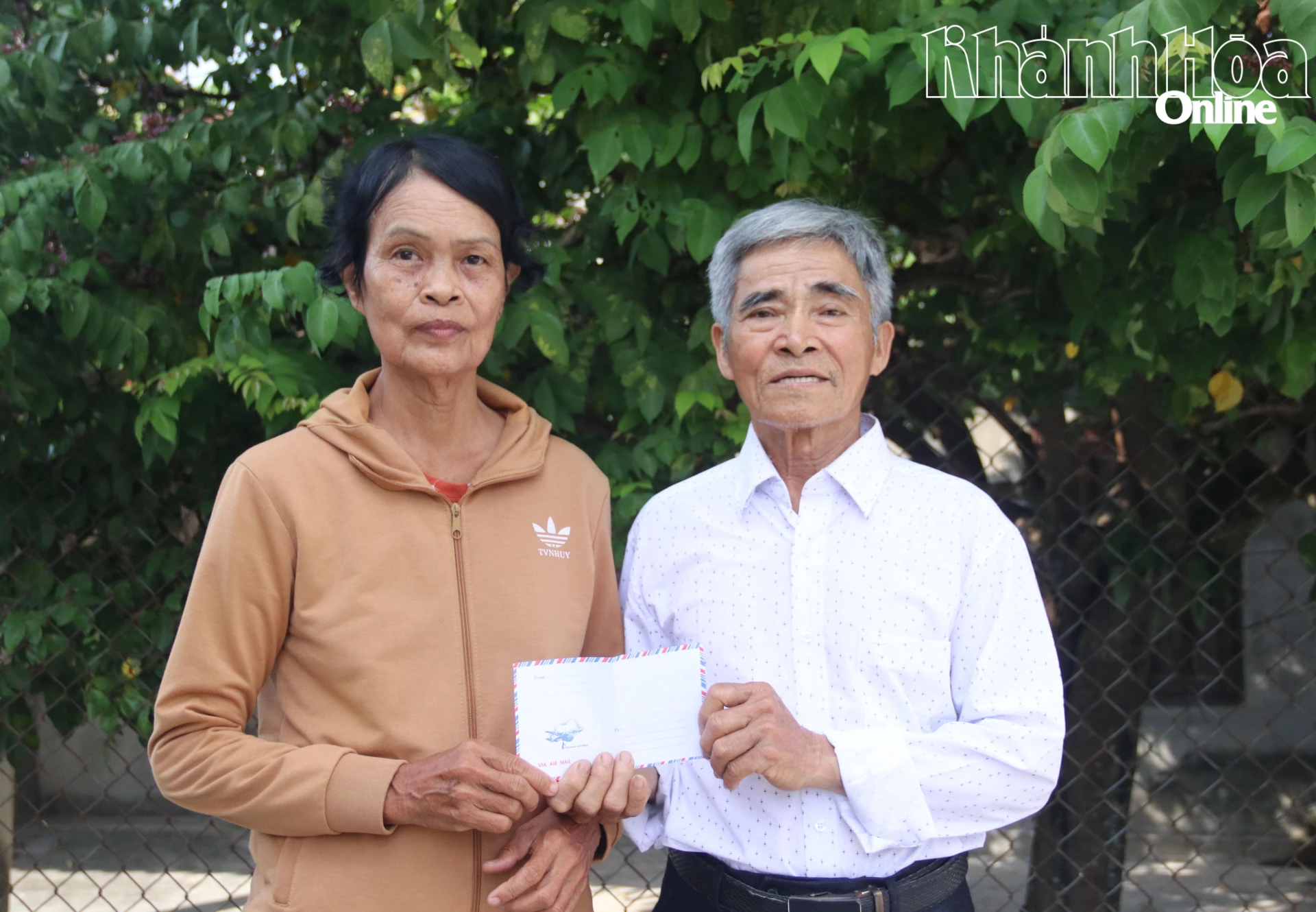 Ông Trịnh Đình Cúc trao quà cho hội viên có hoàn cảnh khó khăn.