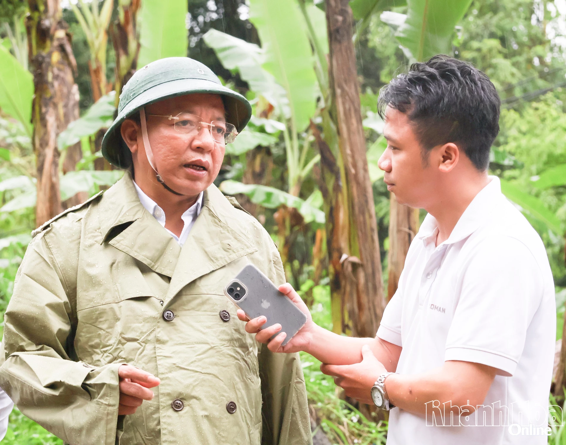 Phóng viên 
Báo và Phát Thanh, Truyền hình 
Khánh Hòa 
phỏng vấn 
đồng chí Lê Huyền - Phó Chủ tịch 
UBND tỉnh  
khi kiểm tra sạt lở tại khu vực 
phía nam trong đợt mưa lũ 
vào tháng 11-2025. 
Ảnh: MÃ PHƯƠNG 