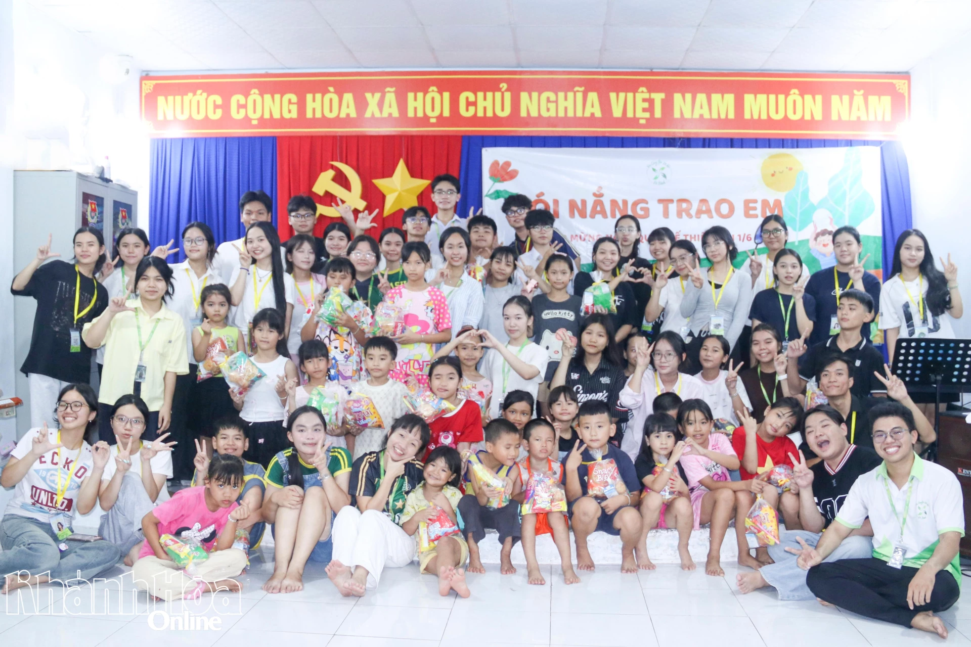 Các thành viên, cộng tác viên của đội tặng quà cho các em nhỏ.