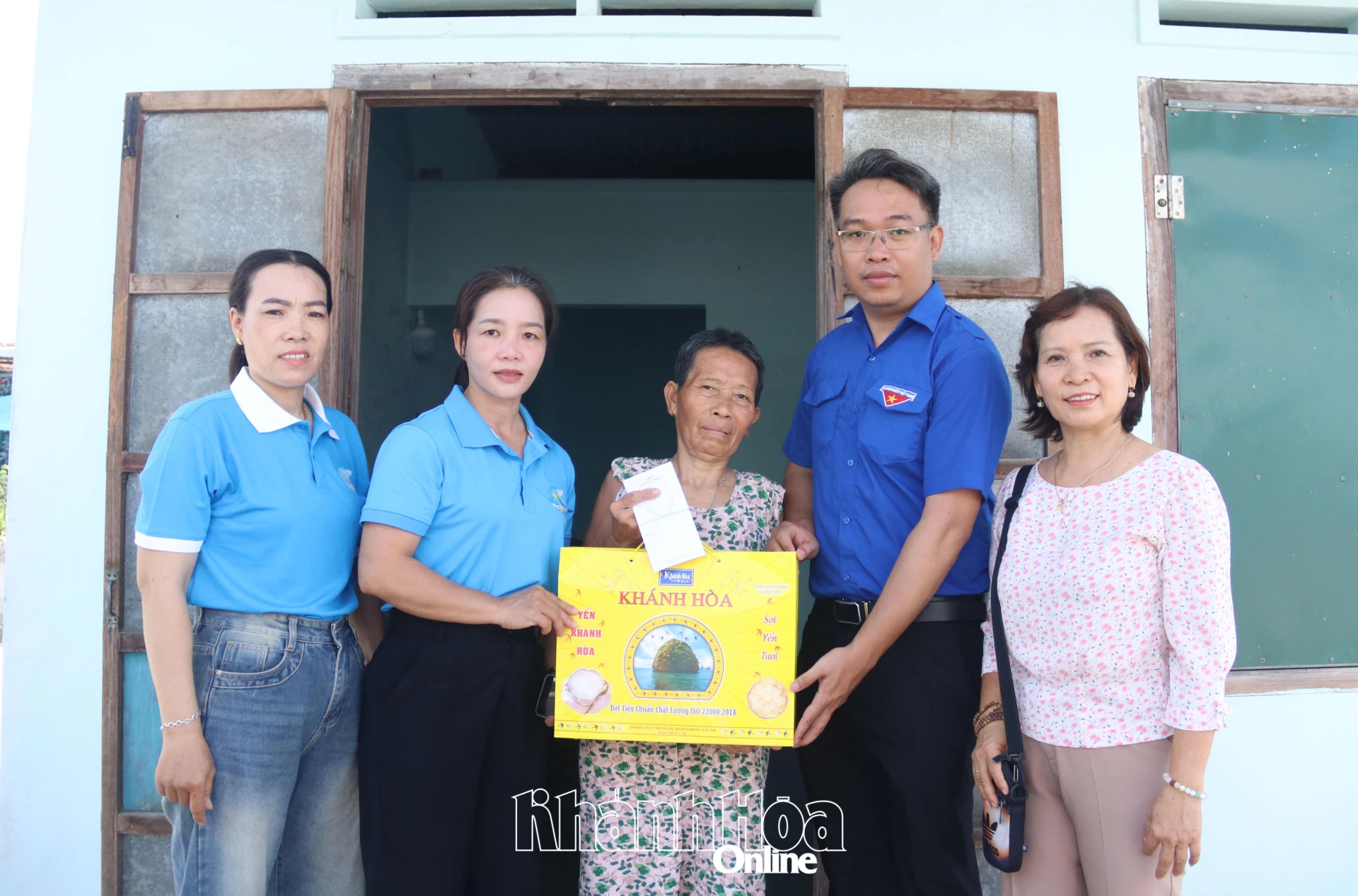 Tổ đến thăm, tặng quà người già neo đơn.