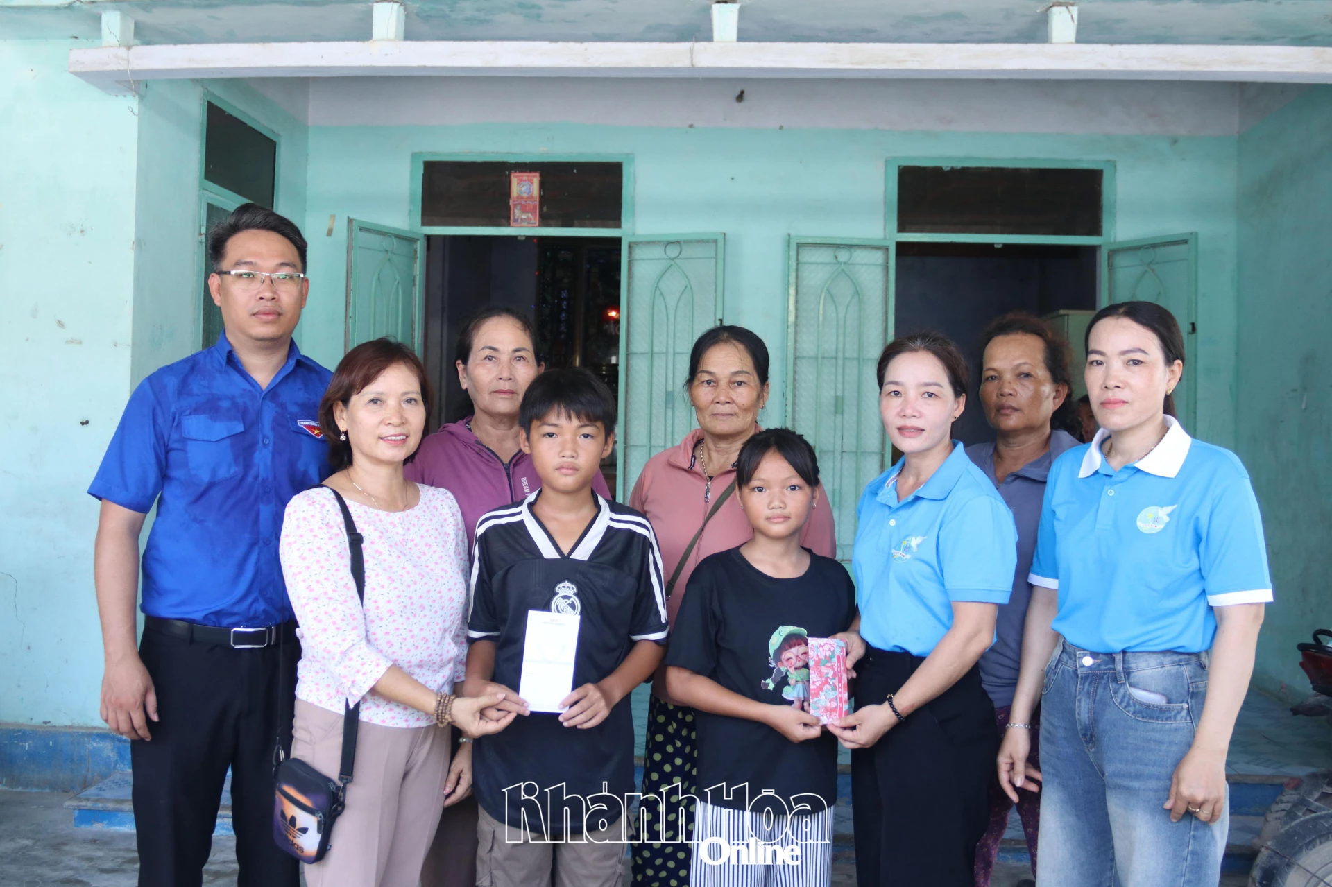 Tổ trao kinh phí hỗ trợ cho 2 em nhỏ mồ côi được nhận đỡ đầu.