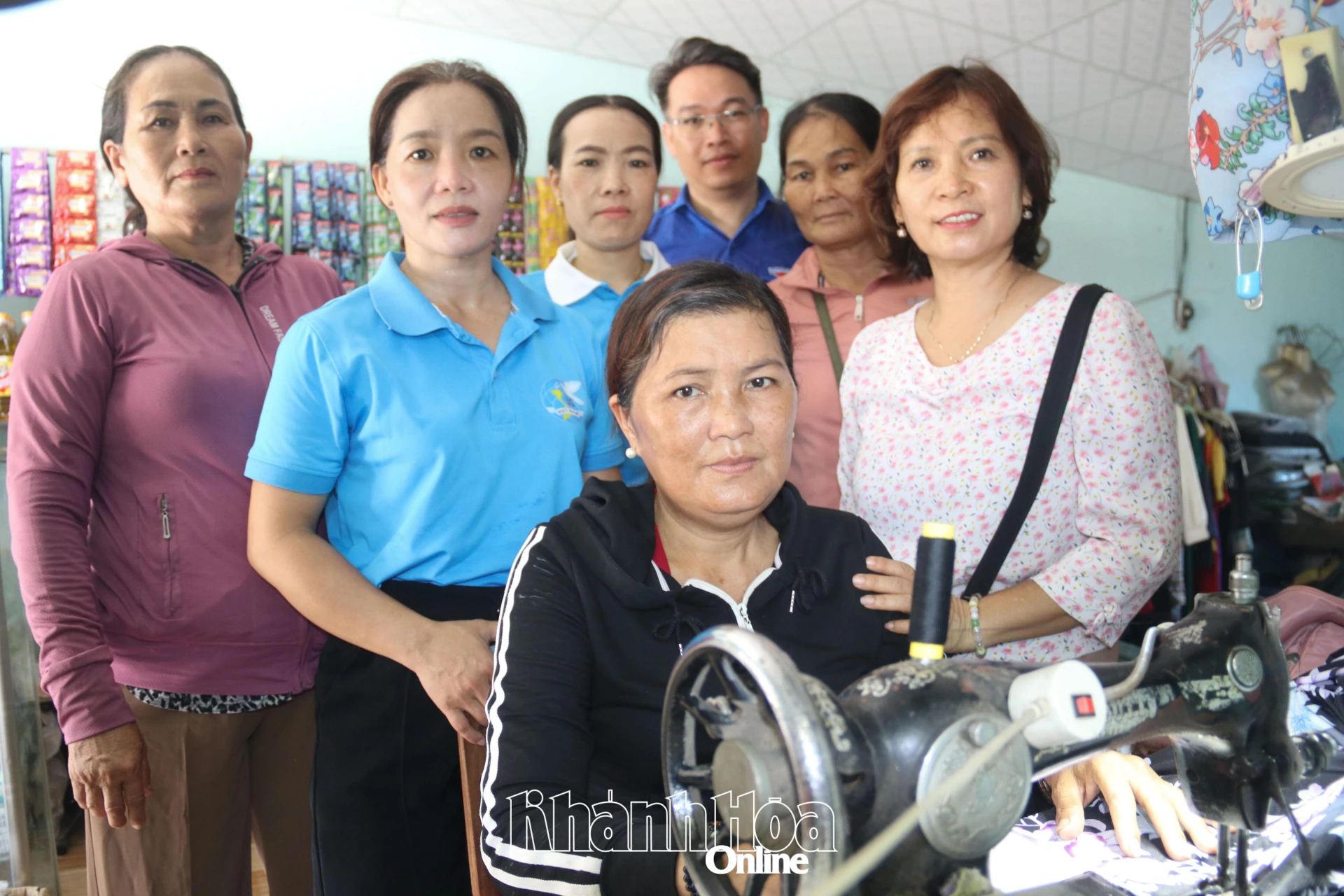 Nhờ được tổ hỗ trợ mà bà Nguyễn Thị Hồng Thi có kinh phí mua máy móc để tiếp tục công việc.