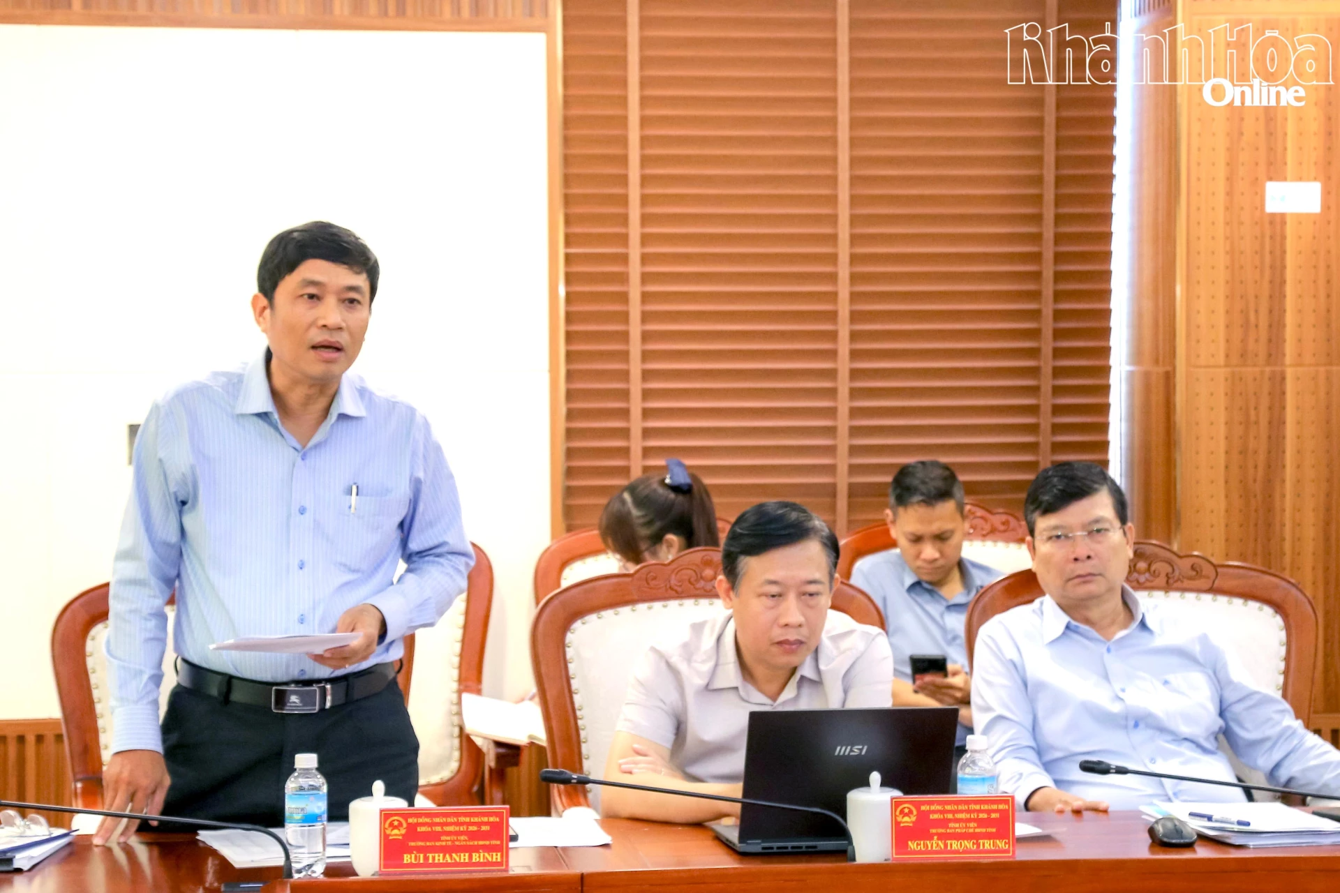 Trưởng Ban Kinh tế - Ngân sách HĐND tỉnh Bùi Thanh Bình báo cáo kết quả thẩm tra.