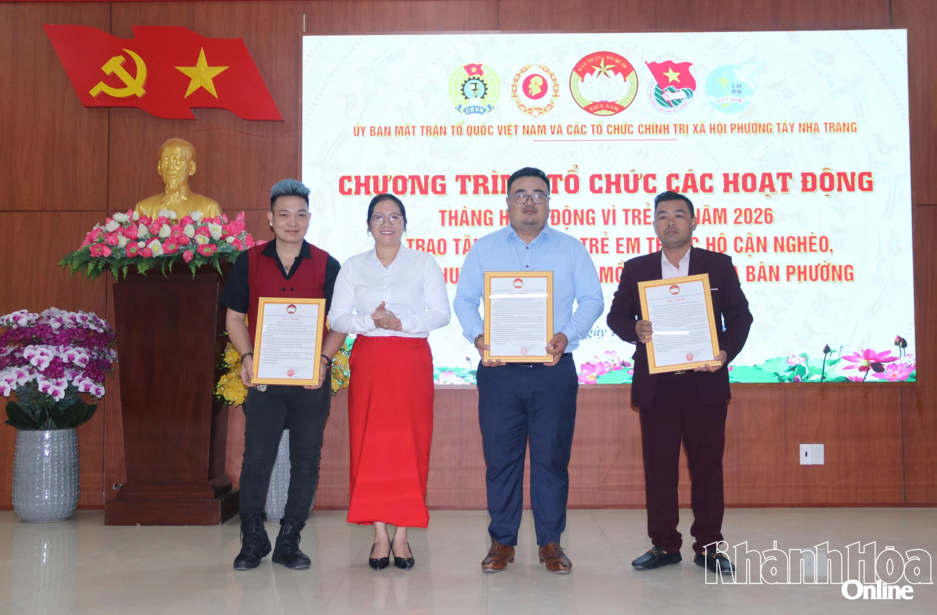 Lãnh đạo Ủy ban MTTQ Việt Nam phường trao thư cảm ơn cho các đơn vị tài trợ.