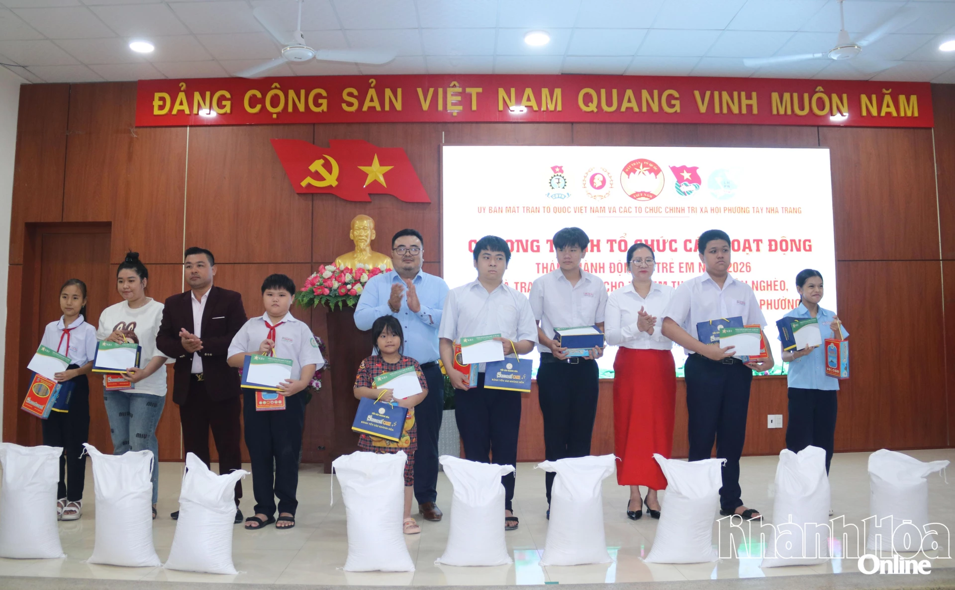 Lãnh đạo Ủy ban MTTQ Việt Nam phường và các đơn vị tài trợ trao quà cho học sinh trên địa bàn phường Tây Nha Trang.