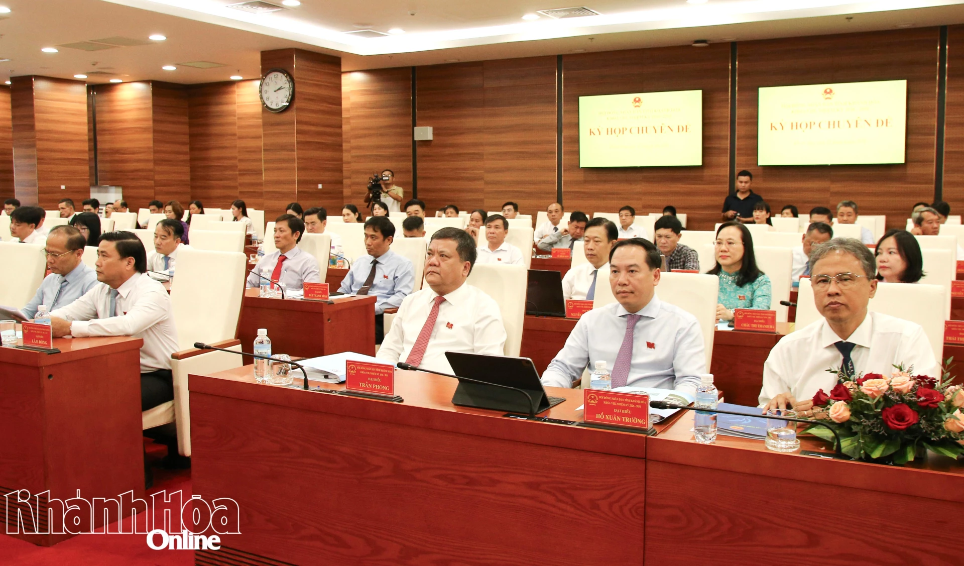 Các đồng chí lãnh đạo tỉnh, đại biểu tham dự kỳ họp.