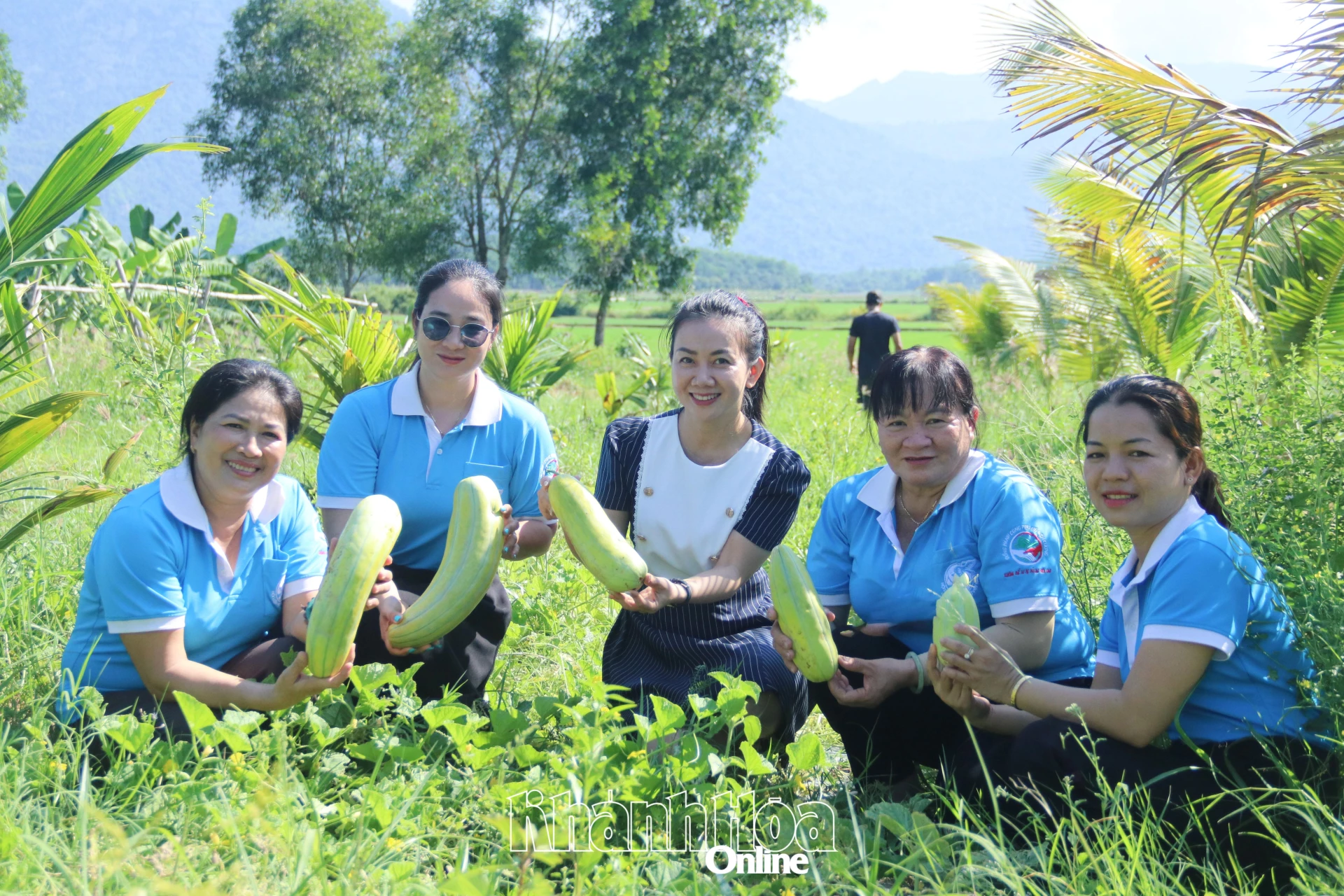 Bà Lê Thị Hồng Minh (ở giữa) giới thiệu đến phụ nữ xã Diên Lâm những loại quả do hợp tác xã trồng được.
