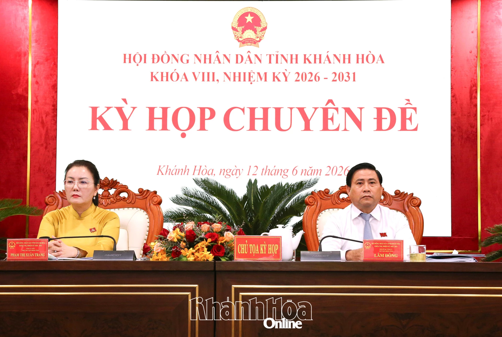 Chủ tọa điều hành kỳ họp.