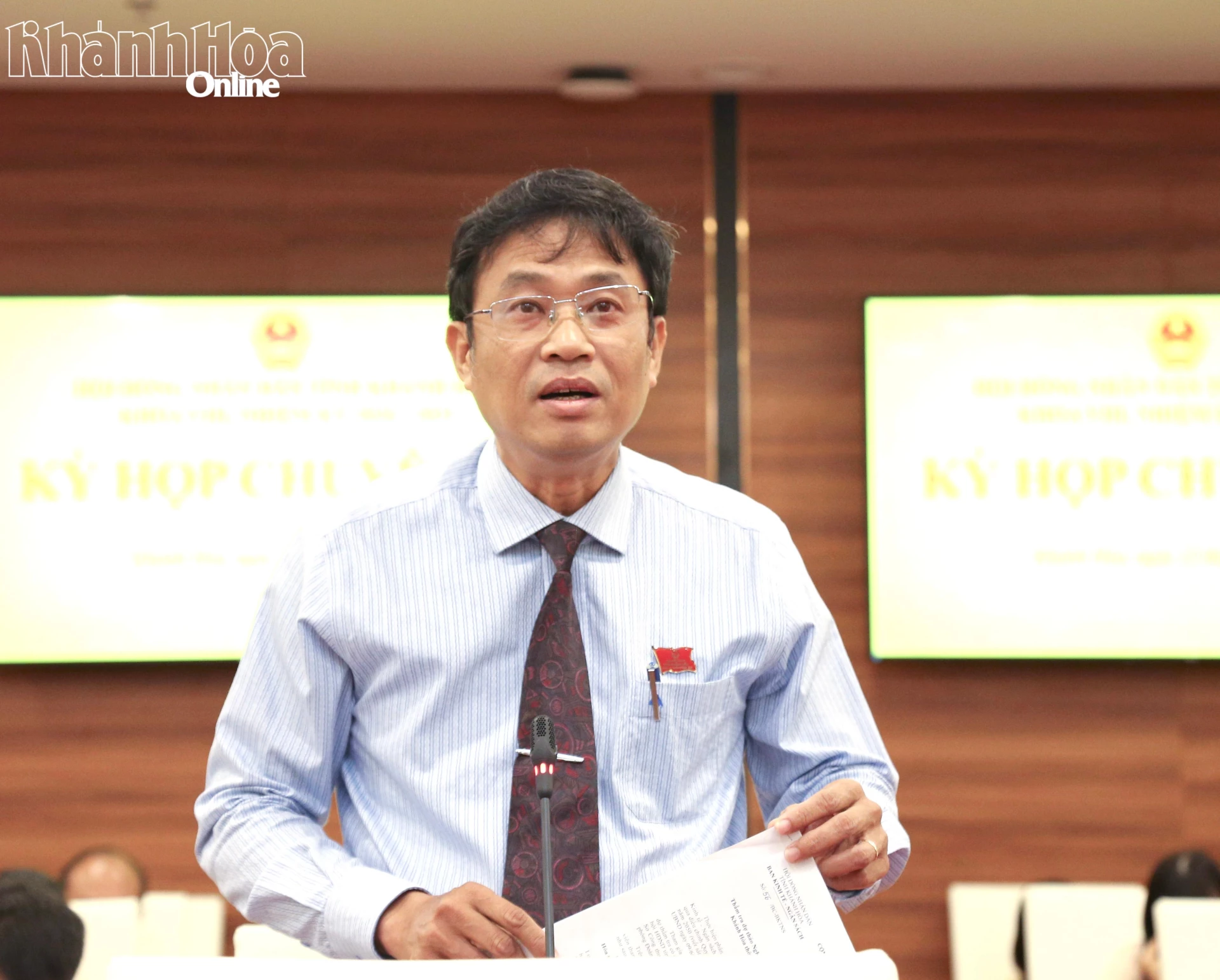 Ông Bùi Thanh Bình - Trưởng ban Kinh tế - Ngân sách HĐND tỉnh trình bày báo cáo thẩm tra.