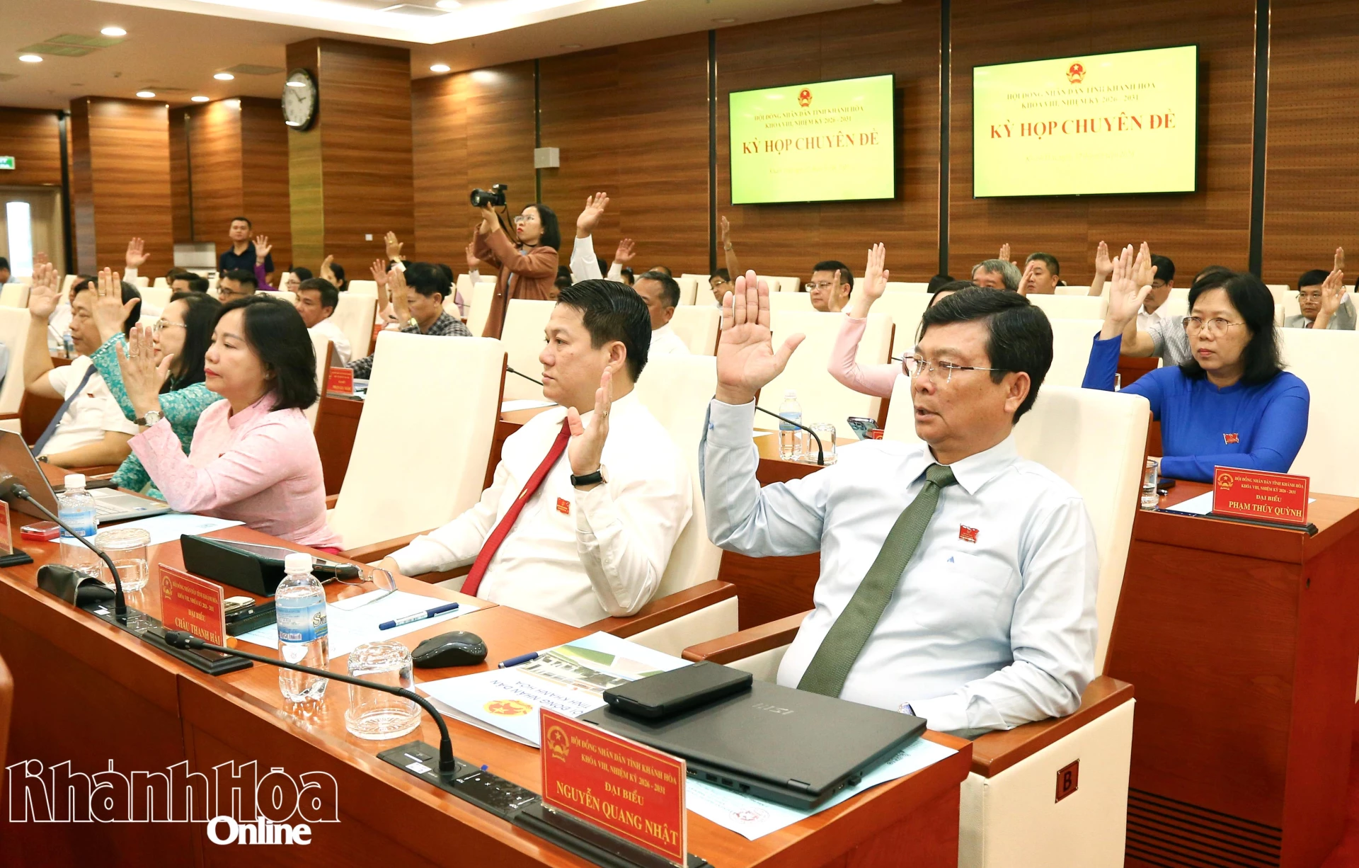Các đại biểu biểu quyết thông qua nghị quyết.