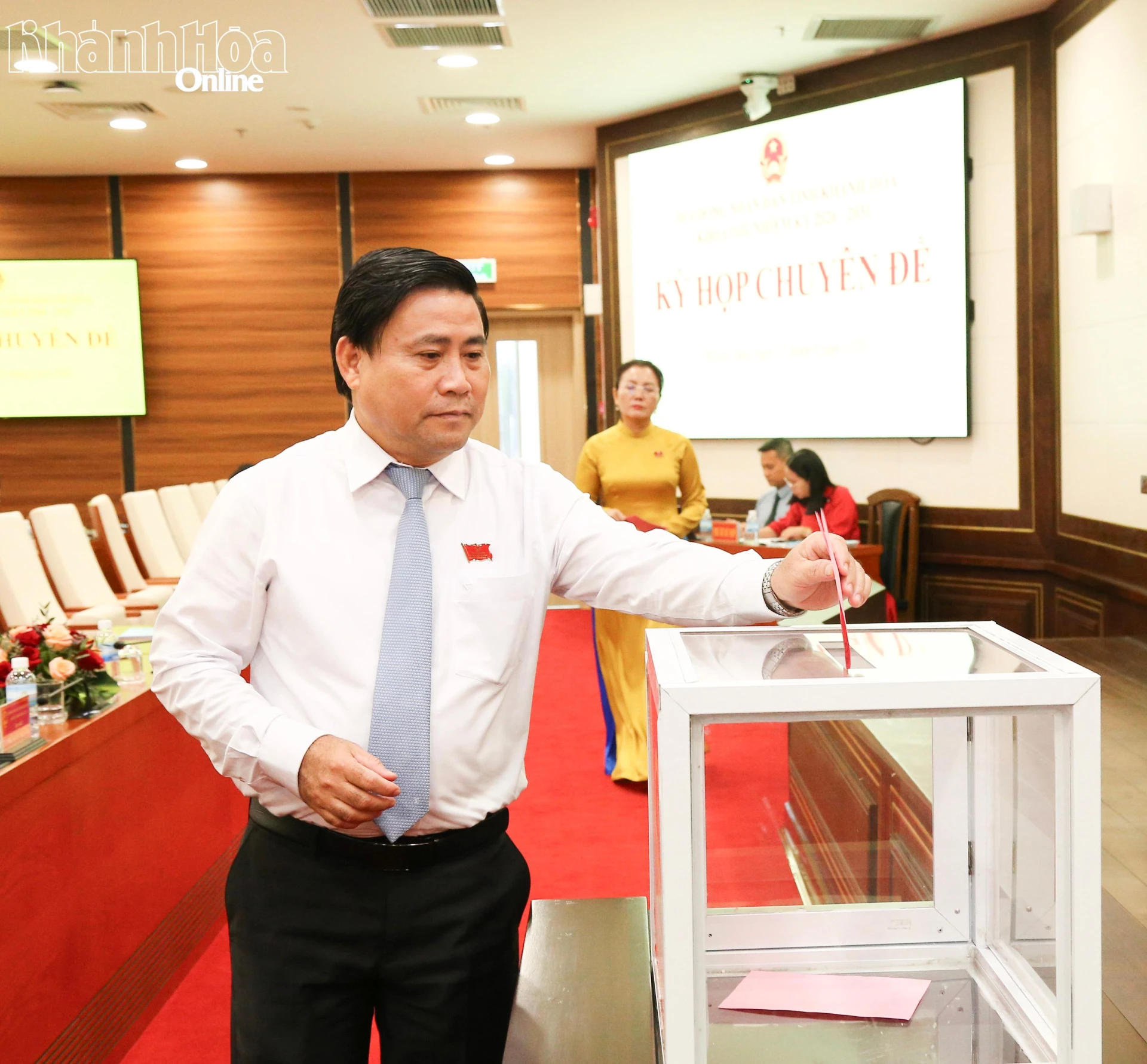 Đồng chí Lâm Đông bỏ phiếu bầu Ủy viên UBND tỉnh nhiệm kỳ 2026 - 2031.